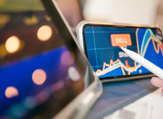 Kereskedő, aki Bitcoin, Ethereum és forex lehetőségeket vizsgál több piacon